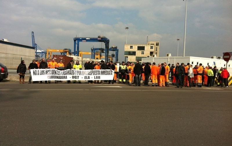 Los estibadores lamentan la muerte de un marinero holand&eacute;s en un accidente laboral en el Puerto de Bilbao