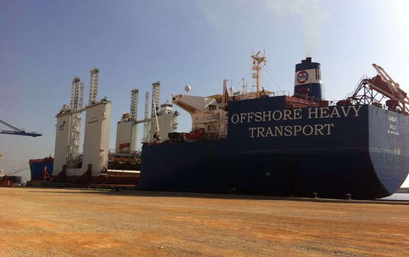 Un cajonero de FCC zarpa de Algeciras a bordo del buque semisumergible "MV Eagle"