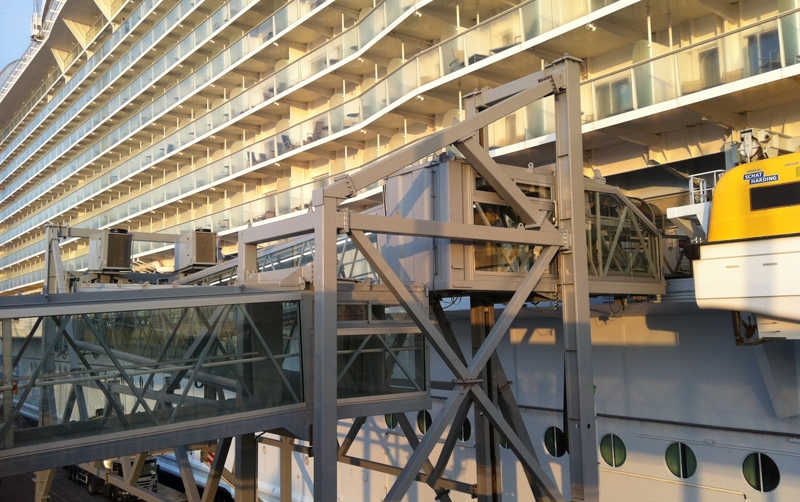 El &quot;Allure of the Seas&quot; estrena la nueva pasarela de Adelte en Barcelona