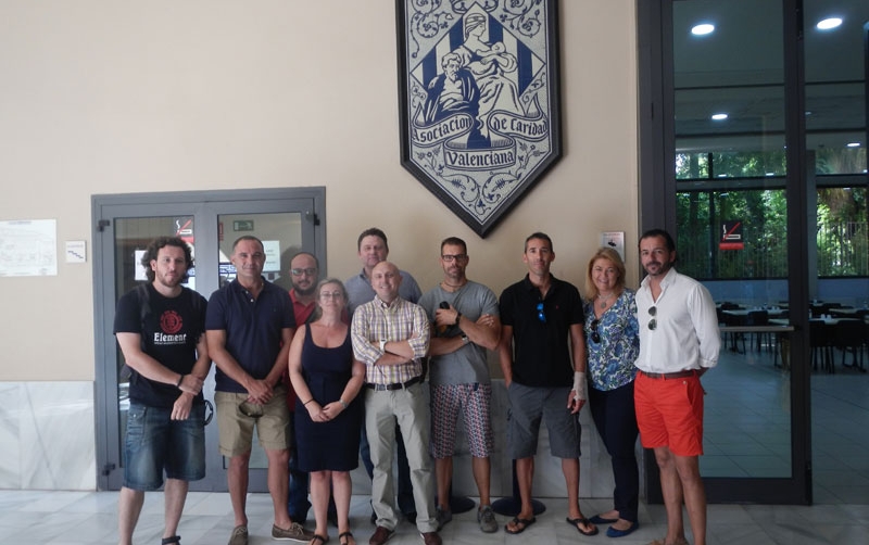 Los estibadores valencianos de Coordinadora financian una de las 365 comidas solidarias de Casa Caridad