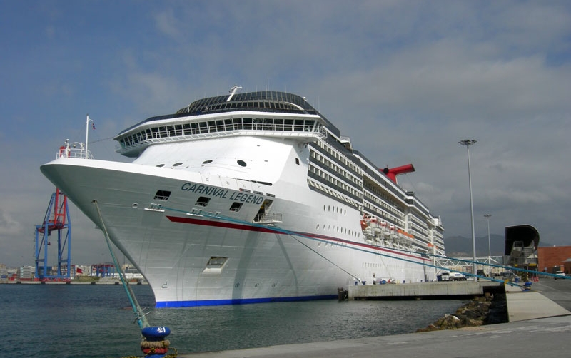 El &quot;Carnival Legend&quot; visita por primera vez el Puerto de M&aacute;laga