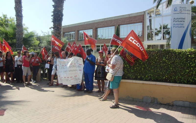 La plantilla de limpieza del Puerto de Alicante se concentra como se&ntilde;al de protesta por los recortes salariales