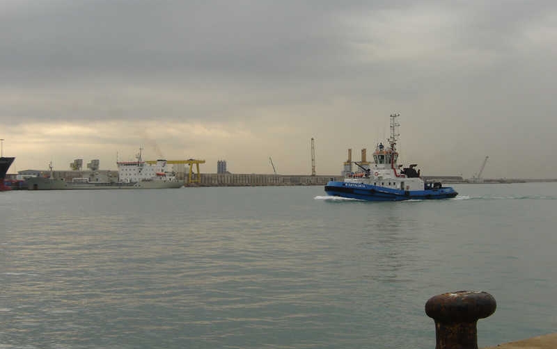 Empresas y trabajadores negocian para evitar la huelga del remolque portuario en Barcelona