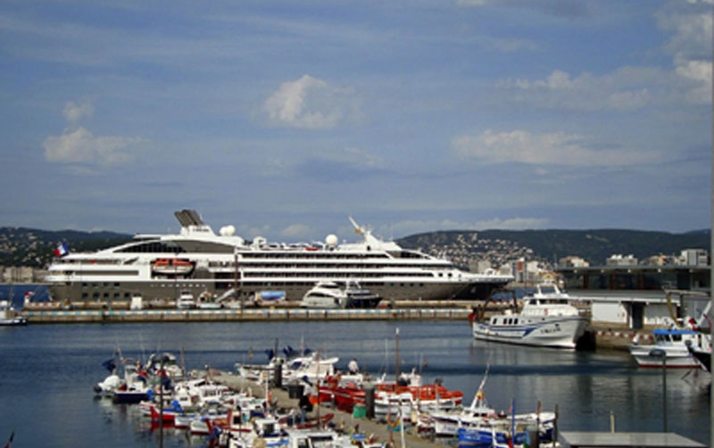 &quot;L&#039;Austral&quot; escala en el Puerto de Palam&oacute;s