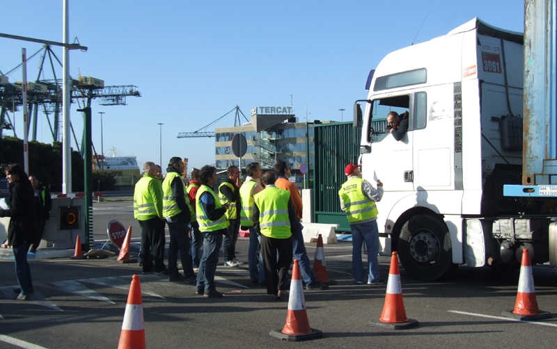 La tranquilidad preside el primer d&iacute;a de huelga del transporte de mercanc&iacute;as por carretera