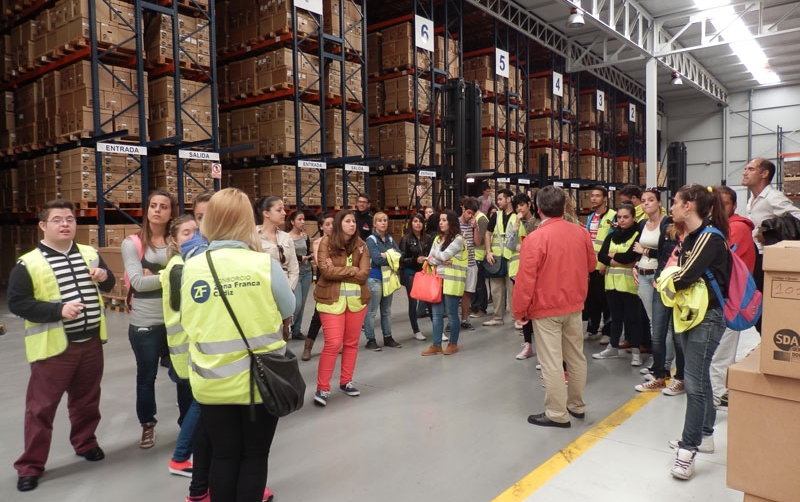 Alumnos del Centro Concertado Mar&iacute;a Inmaculada visitaron la Zona Franca de C&aacute;diz