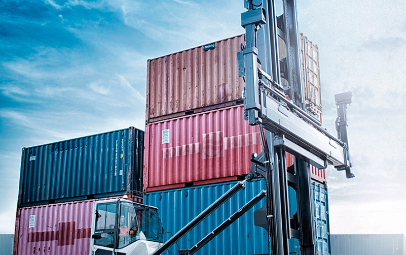 Docks incorpora dos nuevas containeras de carga frontal en su dep&oacute;sito de Riba-roja