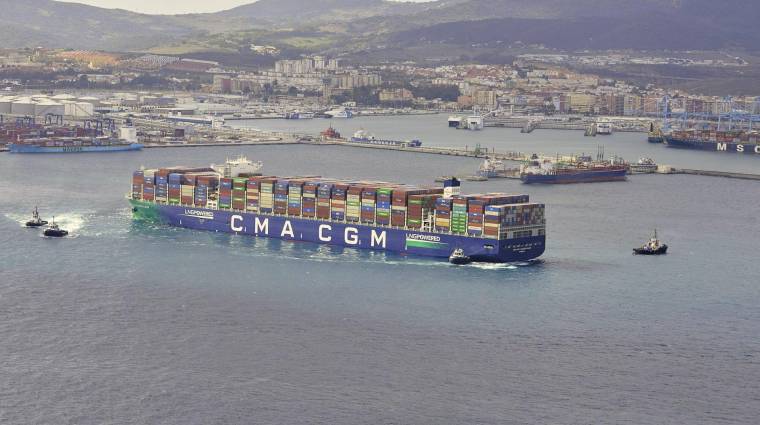 El megaship “CMA CGM Jacques Saadé” a su llegada al Puerto de Algeciras.