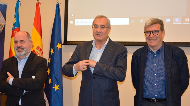 Juan Manuel Díez, jefe de Planificación Estratégica e Innovación de la APV; José Llorca, jefe de Innovación de Puertos del Estado; y Aurelio Martínez, presidente de la Autoridad Portuaria de Valencia. Foto: Raúl Tárrega.