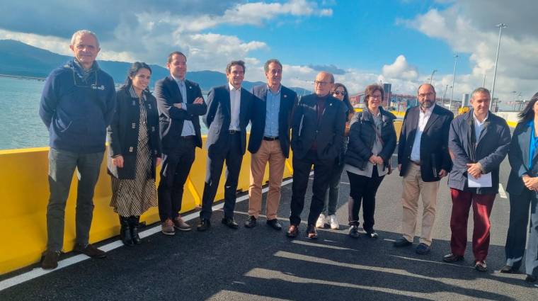 Algunas de las empresas participantes en Bahía H2 Offshore junto al consejero de Industria de Cantabria, Javier López Marcano, y el presidente de la Autoridad Portuaria de Santander, Francisco Martín, quinto y sexto por la izquierda, respectivamente.