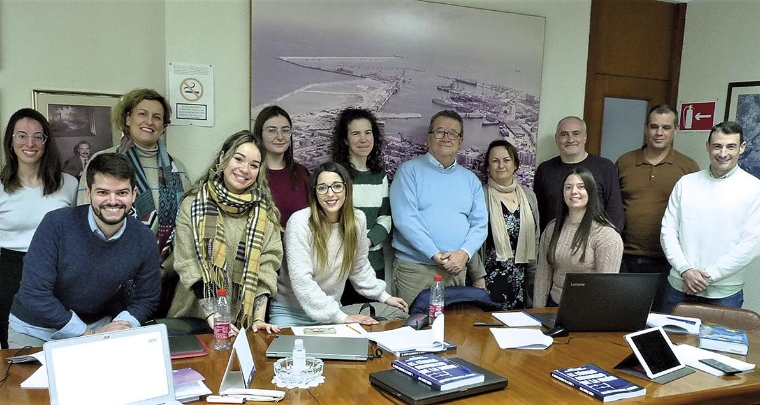 Alumnos del curso junto al profesor José Muñoz (sexto por la derecha).