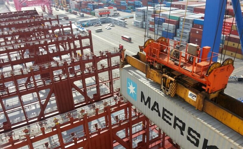 Primer contenedor en la cubierta del "Maersk Mc-Kinney Moller"