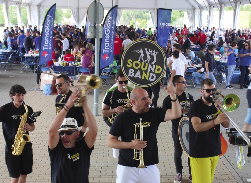 La charanga animó la hora de la comida.