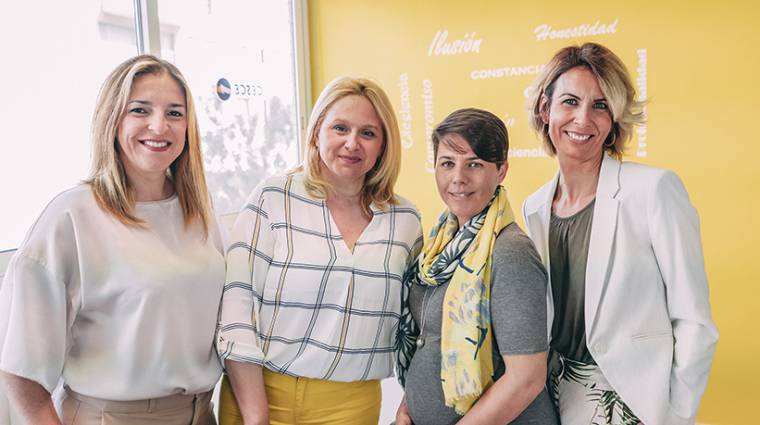 Teresa Herreros, a la derecha, junto a su equipo, Ana Fontenla, Rosa Jim&eacute;nez y la nueva incorporaci&oacute;n, Eva Montes, en sus oficinas situadas en Paterna.
