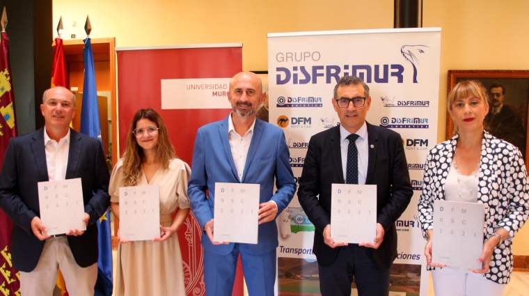 El director de la Cátedra de RSC de la UMU, Longinos Marín; responsable de Calidad de Disfrimur, Eloísa Bleda; director general de Disfrimur, Juan Sánchez; rector de la UMU, José Luján y consejera delegada de Disfrimur, Isabel Sánchez.