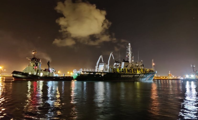 Retirado el buque de Greenpeace que imped&iacute;a la entrada de un metanero al puerto de Sagunto&nbsp;