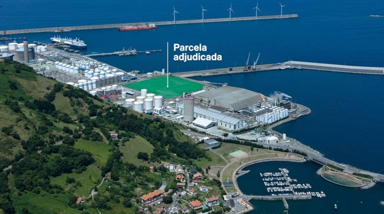 Vista de la zona industrial del Puerto de Bilbao, en Punta Sollana, con la parcela de 46.700 metros cuadrados adjudicada a Petronor que albergar&aacute; su proyecto.