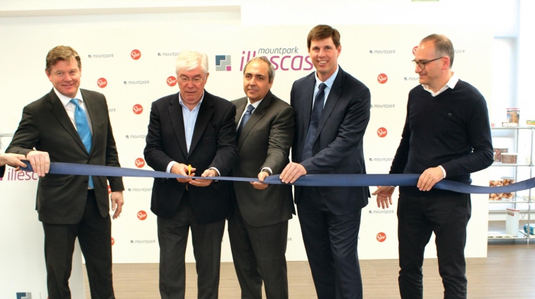 Desde la izquierda: Nigel Rowe, director general de Mountpark en Europa Occidental; José Manuel Tofiño, alcalde de Illescas; Jorge Ortiz, director de Logística de Store; Leandro Greblo, country manager de Mountpark Iberia; y Guillermo García-Almuzara, director de Desarrollo de Mountpark Iberia, esta mañana durante el corte de cinta en la inaguración de la nave de 9.200 metros cuadrados en Illescas IV. Foto B.C.