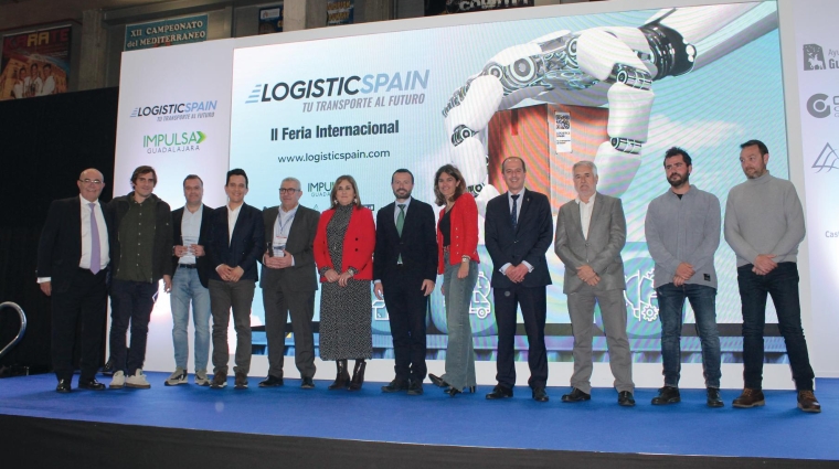 Foto de familia de los premiados junto a las autoridades de la región. Foto B.C.