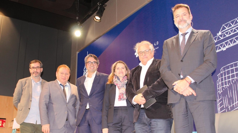 Desde la izquierda: Jorge Barrero, director de la Fundación COTEC; José M. Orengo, secretario general de Baleària; Guillermo Belcastro, CEO de Huchinson Ports BEST; M. Pilar Jurado, directora del Departamento de Aduanas e Impuestos Especiales; Enric Ticó, presidente de FETEIA-Oltra; e Ignacio Ballester, subdirector de MSC España, esta mañana al término de su mesa redonda. Foto B.C.