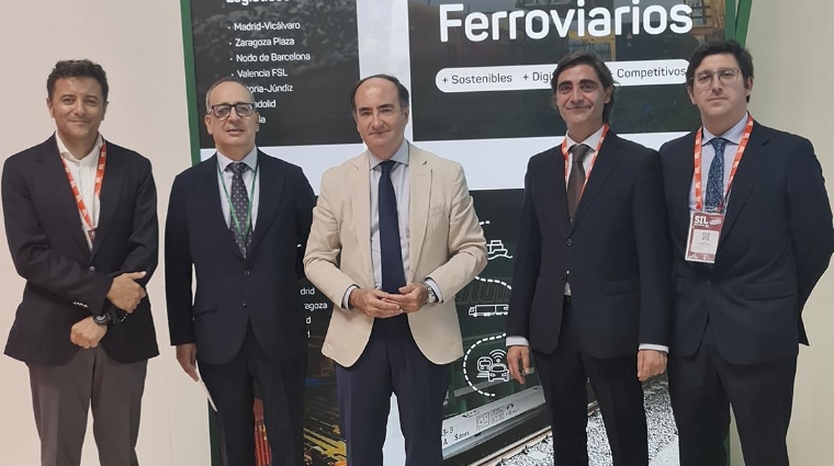 Juanjo Aguilar, jefe de la División de Operaciones e Intermodalidad de la APBA; Luis Vicente Moreno, director de Servicios Logísticos de ADIF; Gerardo Landaluce, presidente de la APBA; Jesús Campo, director general de Negocio y Operaciones Comerciales de ADIF; y Luis Núñez, jefe de la División de Proyectos Europeos de la APBA.