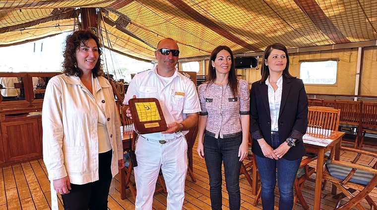 De izquierda a derecha: María del Mar Vázquez, alcaldesa de Almería; Sergey Komakin, capitán del “Sea Could”; Rosario Soto, presidenta de la Autoridad Portuaria de Almería; y Ángeles Martínez, vicepresidenta de la Diputación Provincial.