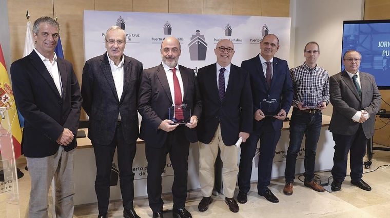 Santiago Yanes, jefe de División de Innovación y Proyectos Estratégicos de Puertos de Tenerife; José Llorca, responsable de Innovación de Puertos del Estado; Rafael Rolo González, director Corporativo de Operaciones de Flota de Baleària; Pedro Suárez, presidente de la Autoridad Portuaria de Santa Cruz de Tenerife; Gonzalo Rodríguez, director de Operaciones de Fred. Olsen; Julio Rodríguez, ganador por el proyecto Marohe; y Javier Mora, director de la Autoridad Portuaria de Santa Cruz de Tenerife.