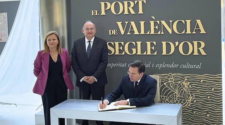 De izquierda a derecha: Pilar Bernabé, delegada del Gobierno de la Comunitat Valenciana; Joan Calabuig, presidente de la Autoridad Portuaria de Valencia; y José Manuel Albares, ministro de Asuntos Exteriores, Unión Europea y Cooperación.