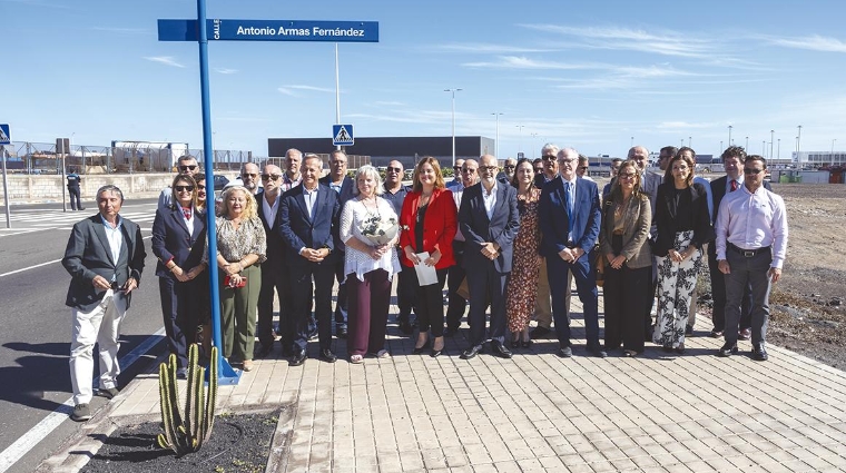 La figura de Antonio Armas Fernández fue puesta en valor por la presidenta de la APLP, Beatriz Calzada, en el acto de inauguración de la calle que lleva su nombre en el puerto de Las Palmas.