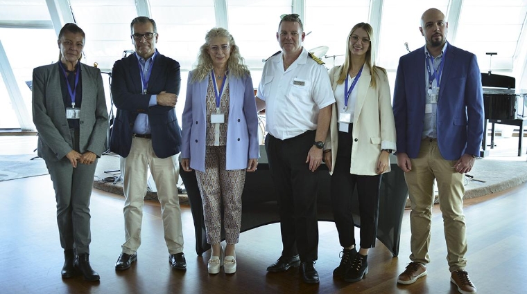 Esther Díaz, responsable de Cruceros de la Terminal de Valencia; José Martín Tur, jefe de Operaciones de la APV; Francesca Antonelli, responsable de cruceros y directora comercial de la APV; Carl George Smith, capitán del “Azamara Onward”; Evelina Ivanescu y Andrés Pesquera, ambos Port Agent de Bergé. Foto: Arturo García.