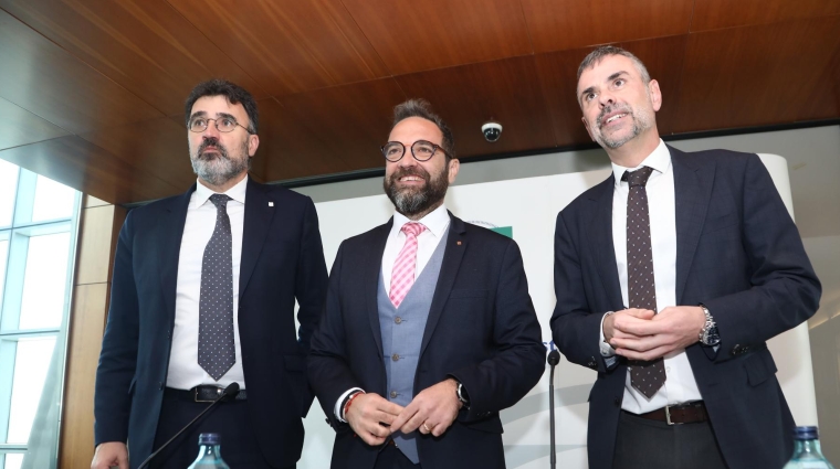 De izquierda a derecha: Lluís Salvadó, presidente de la Autoridad Portuaria de Barcelona; Juli Fernández, conseller de territorio de la Generalitat y Santi Vila, presidente del Cercle d’Infraestructures. Foto: Juan José Martínez.