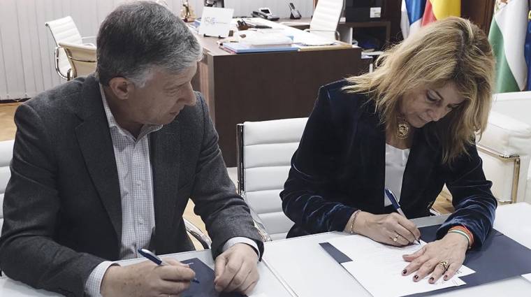 La presidenta del Puerto de Huelva, Pilar Miranda, ha mantenido un encuentro con el alcalde de Palos de la Frontera, Carmelo Romero, en el que se ha materializado el acuerdo.