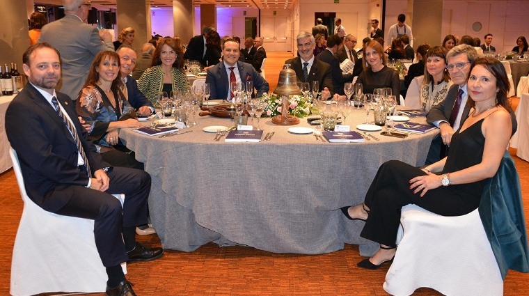 Mesa presidencial de la Cena Benéfica de Propeller Valencia a beneficio de Aportem-Puerto Solidario Valencia. De izquierda a derecha: Alfredo Soler, Xelo Velert, Salvador Navarro, Carolina Lorente, Daniel Mozo, Francisco Prado, Pilar Gascó, Arantxa Giner, Aurelio Martínez y Laura Ibáñez. Foto: Raúl Tárrega.