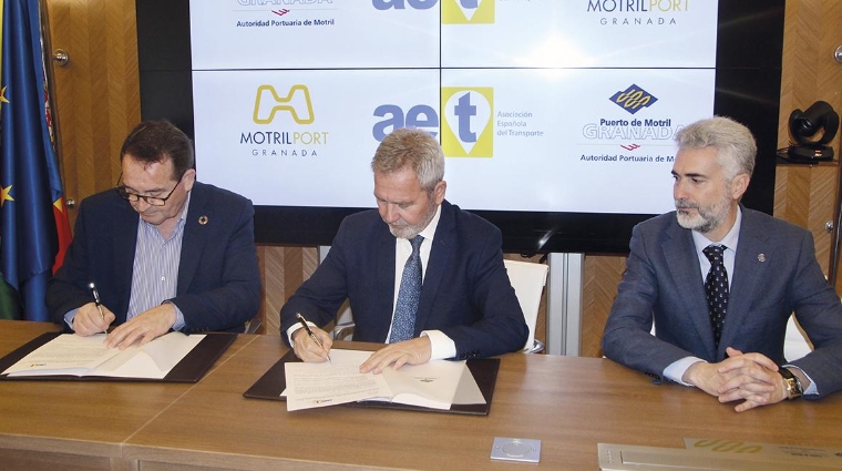 De izquierda a derecha: Carmelo Garrido, vocal de la Junta directiva de la asociación; José García Fuentes, presidente de la Autoridad Portuaria de Motril; y Alejandro Grindlay, delegado territorial de la asociación en Andalucía Oriental.