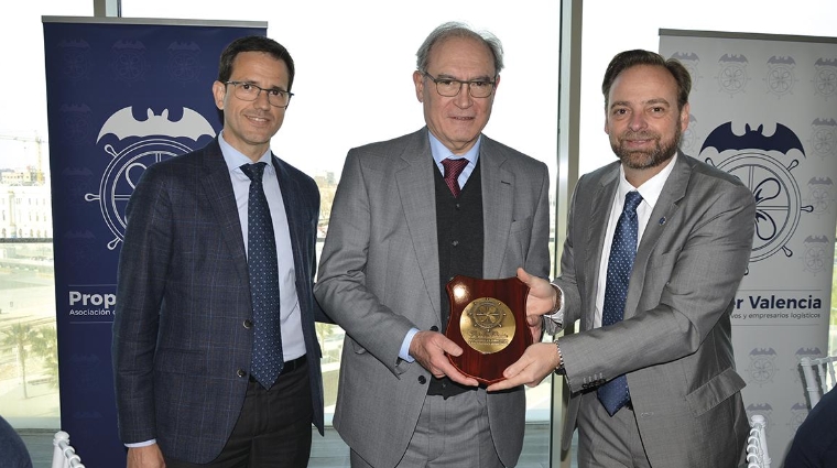 Vicente Ramos (quien presentó al invitado), Vicente Nomdedeu (presidente de ASCER), y Alfredo Soler (presidente de Propeller Valencia). Foto: Raúl Tárrega.