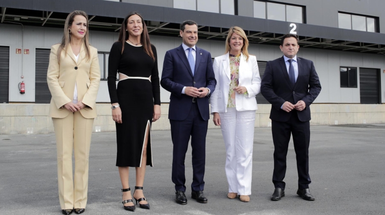 La inauguración de la Ciudad del Marisco ha contado con la presencia del presidente de la Junta de Andalucía, Juanma Moreno, la presidenta del Puerto de Huelva, Pilar Miranda, y el presidente de la Asociación de Exportadores de Pescados y Mariscos, Antonio Gómez.