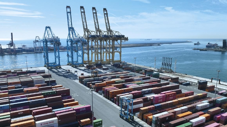 El proyecto incluirá la adquisición de 5 straddle carriers eléctricas cero emisiones, cuatro estaciones de recarga.