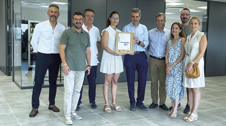 La plataforma logística de Sarosa Logística en Riba-roja del Turia ha acogido el acto de entrega del certificado medioambiental.