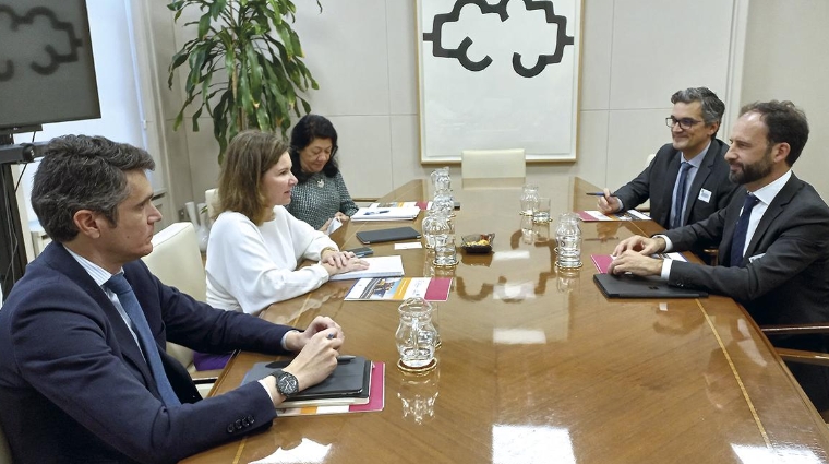 Al encuentro asistieron el Presidente del Clúster y el gerente y fueron recibidos por la Secretaria General de Transportes y Movilidad y el Director General de Transporte Terrestre.