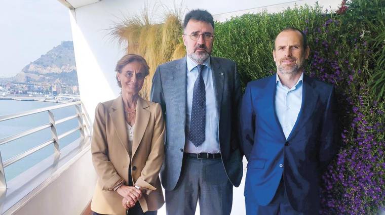 De izquierda a derecha: Nuria Lacaci, secretaria general de ACE; Lluis Salvadó, presidente del Port de Barcelona; y Carlos Castán, presidente de ACE.