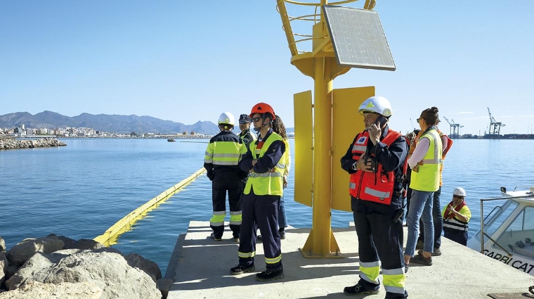 La AP de Castellón organiza un ejercicio de despliegue de su nueva barrera de contención y lucha frente a la contaminación marina.