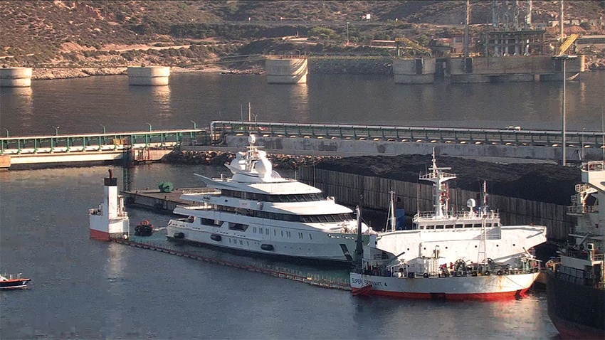 El semisumergible &quot;Super Servant 4&quot; carga el yate &quot;Neom&quot; en Cartagena con destino a Rotterdam