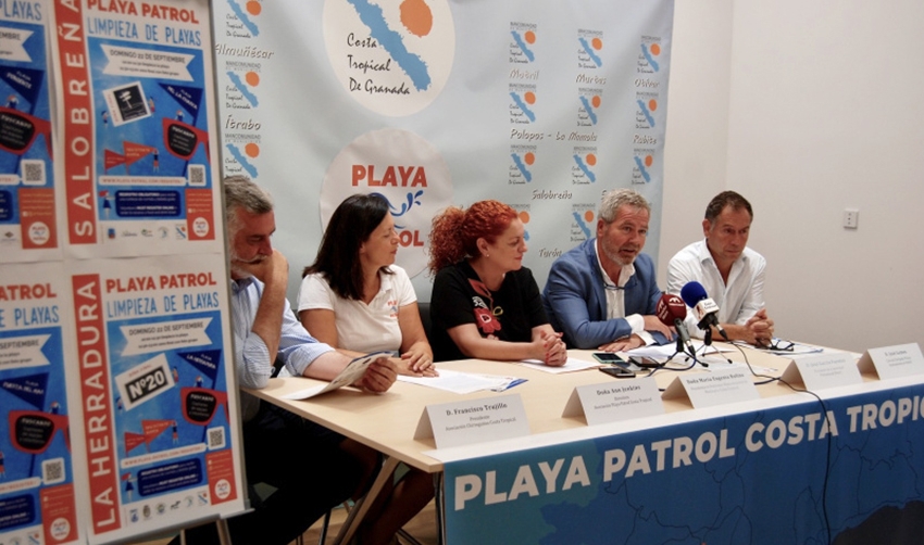 El Puerto de Motril se compromete con el medio ambiente limpiando las playas &nbsp;