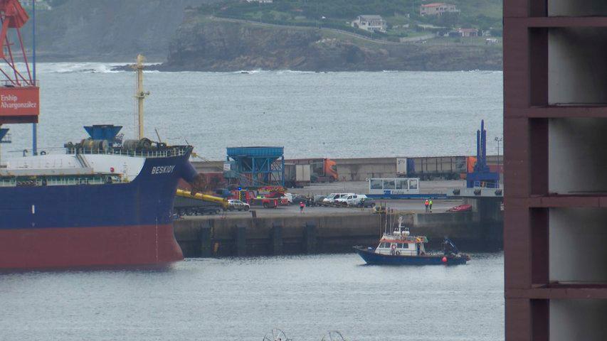 El accidente ha tenido lugar en el Muelle Moliner del Puerto de Gijón. Foto: RTPA.