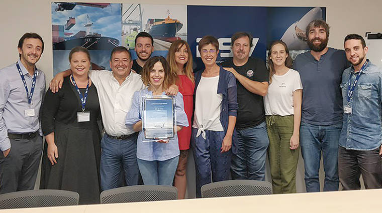 El equipo DSV Air &amp; Sea Bilbao recibi&oacute; el diploma LH Cargo Award 2018 de manos de M&oacute;nica Alonso, representante de Lufthansa Cargo Spain (quinta derecha).