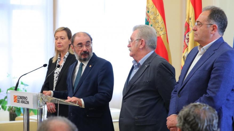 En el atril, Javier Lambán, presidente de Aragón; junto a él, Marta Gastón, consejera de economía, planificación y empleo; Jorge Hernández, director para España de APRC Group, y José María González, CEO de Aneum Led.