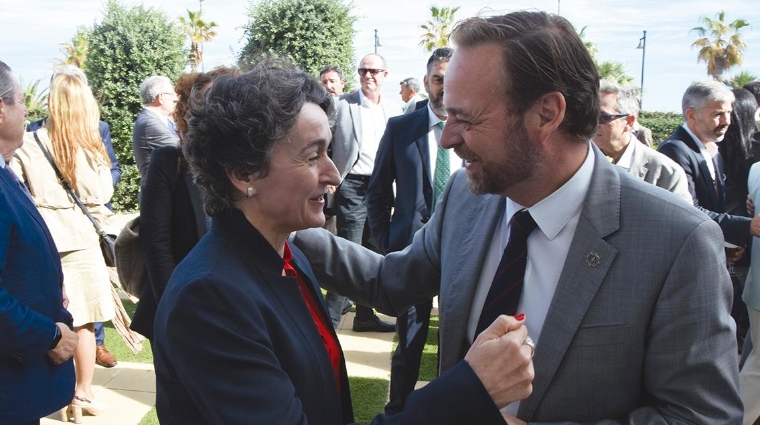 Mar Chao, presidenta de la Autoridad Portuaria de Valencia; y Alfredo Soler, presidente de Propeller Valencia, poco antes del almuerzo-coloquio celebrado ayer. Foto R. T.