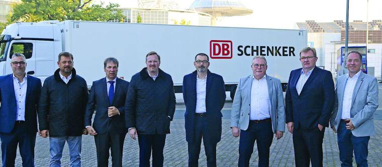 Representantes de DB Schenker y Krone durante el pasado Salón Internacional del Automóvil.