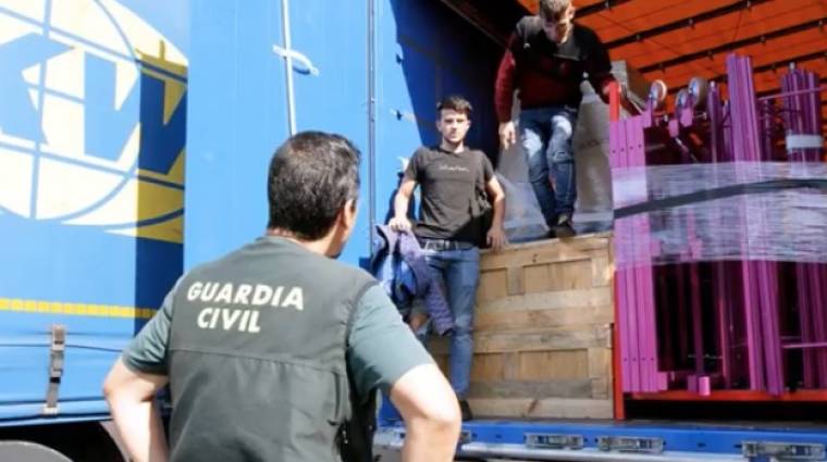 La Guardia Civil neutraliza a j&oacute;venes albaneses que trataban de viajar ilegalmente a Reino Unido desde el Puerto de Bilbao.
