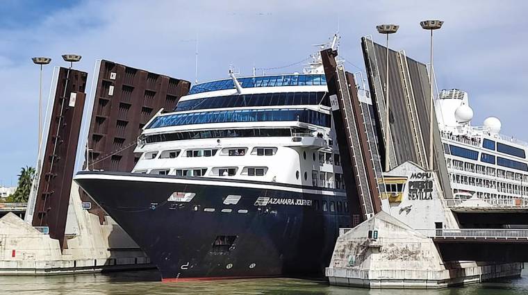 El buque “Azamara Journey” alcanza unas dimensiones de 181 metros de eslora y 25 de manga, y pernoctará en Sevilla dos noches.